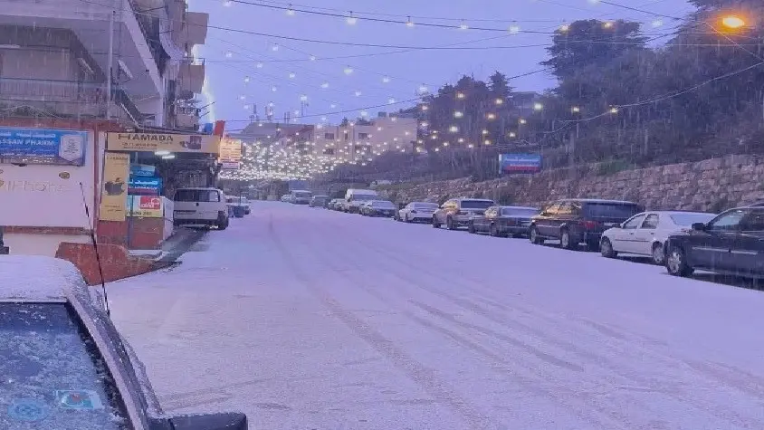 الثلوج تغطي مرتفعات الضنية وتقطع الطرق الجردية