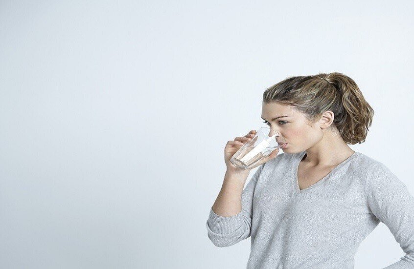 ابدأ صباحك بالماء الدافئ.. فوائد صحية وجمالية كثيرة