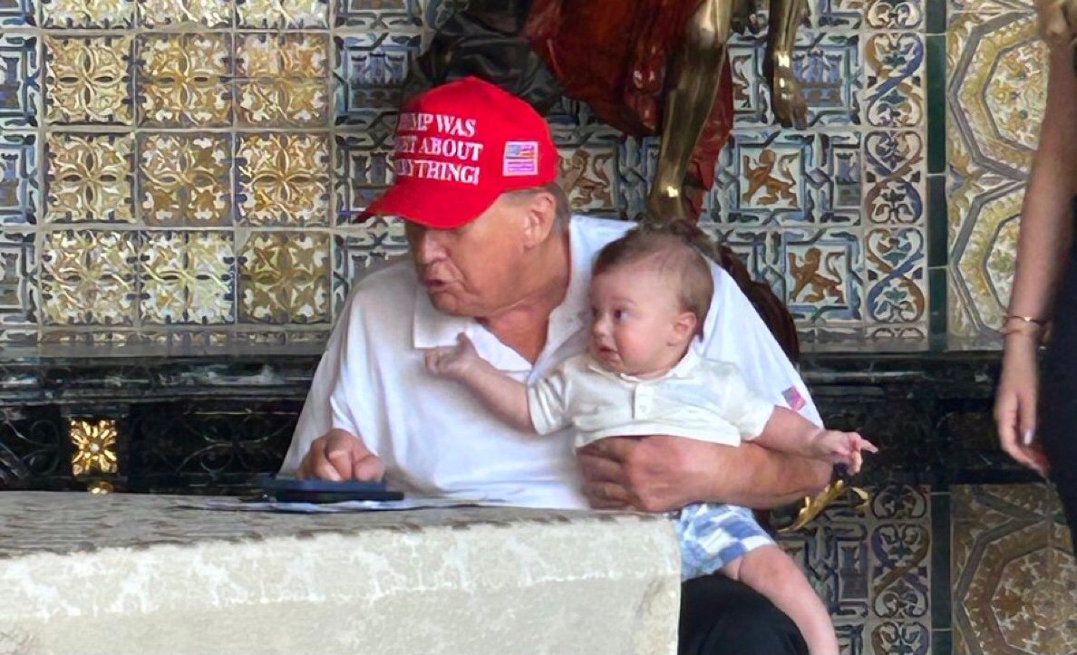 ترامب يحمل حفيده اللبناني.. والإبنة تيفاني تعلق