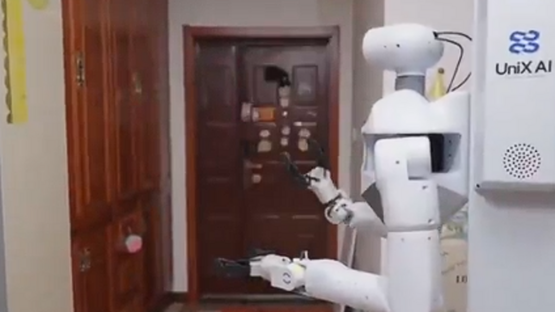 فيديو لروبوت يقوم بأعمال المنزل من تنظيف وتحضير الطعام ببراعة فائقة