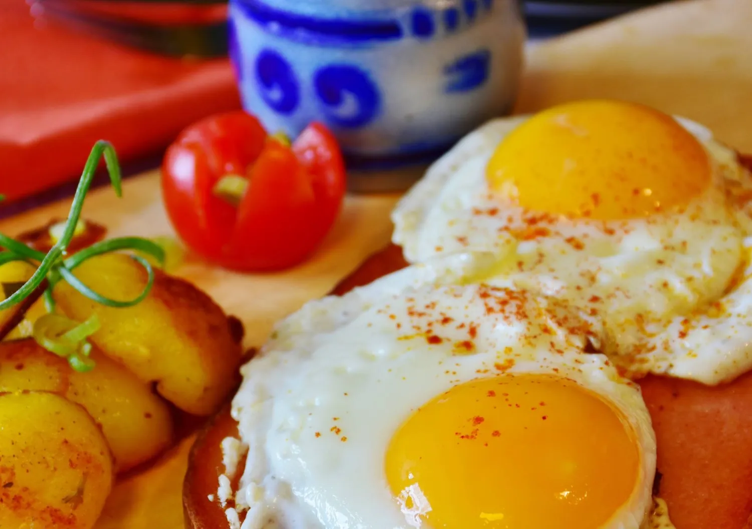 الشوفان مقابل البيض… أيهما أفضل للإفطار من حيث الألياف والبروتين؟