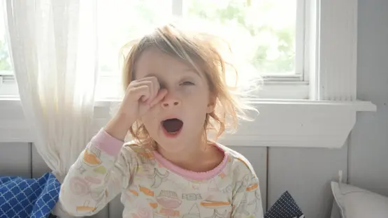 مشكلة كل صباح.. نصائح تضبط استيقاظ الطفل للمدرسة