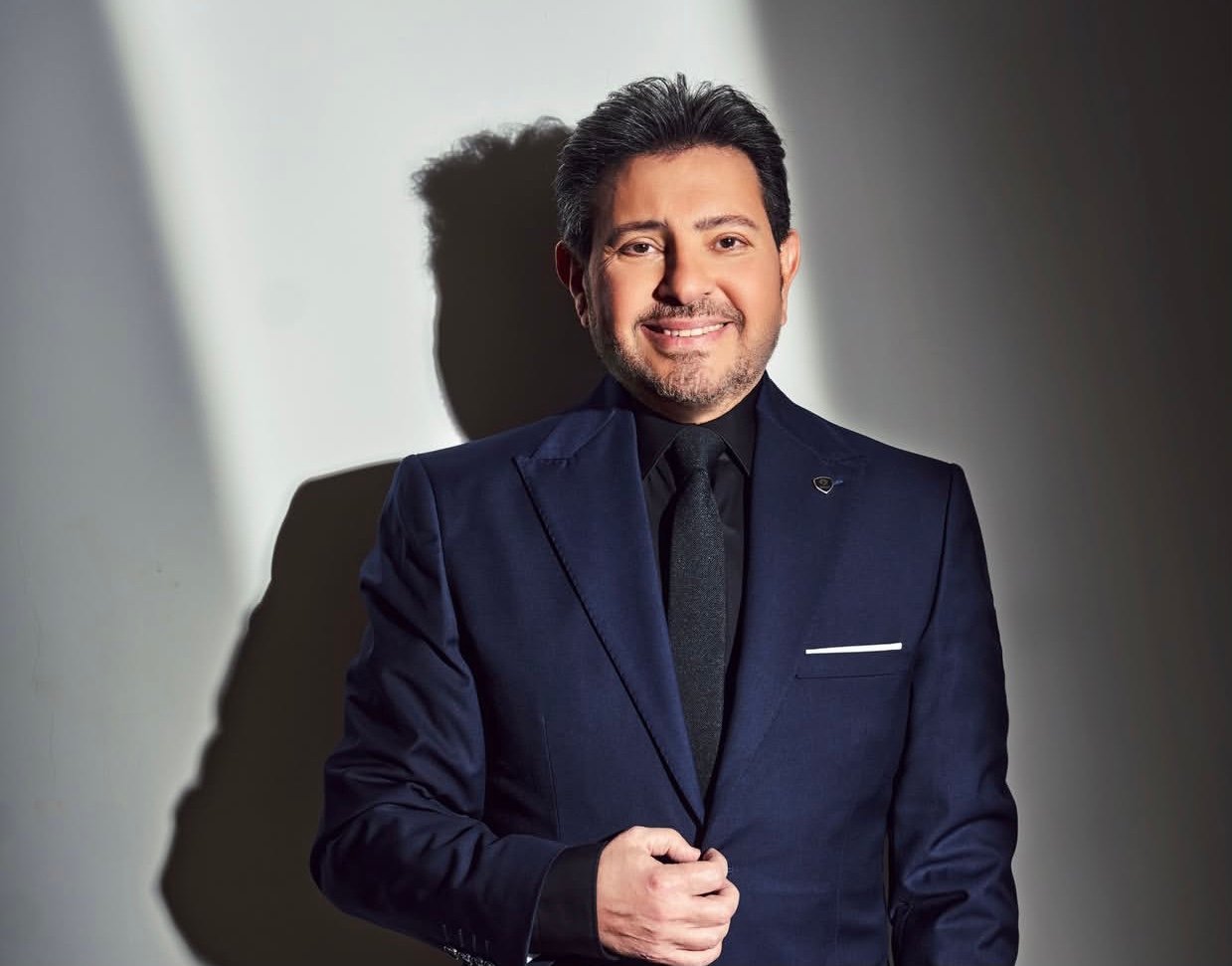 وزير الصحة يزور هاني شاكر بالمستشفى للاطمئنان على حالته الصحية