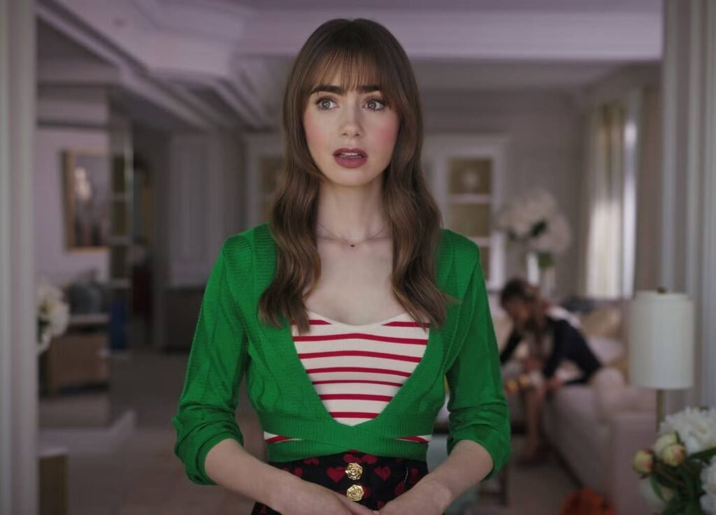 في مسلسل «إميلي في باريس» تقصّ البطلة شعرها بنفسها في الموسم 3 (نتفليكس)