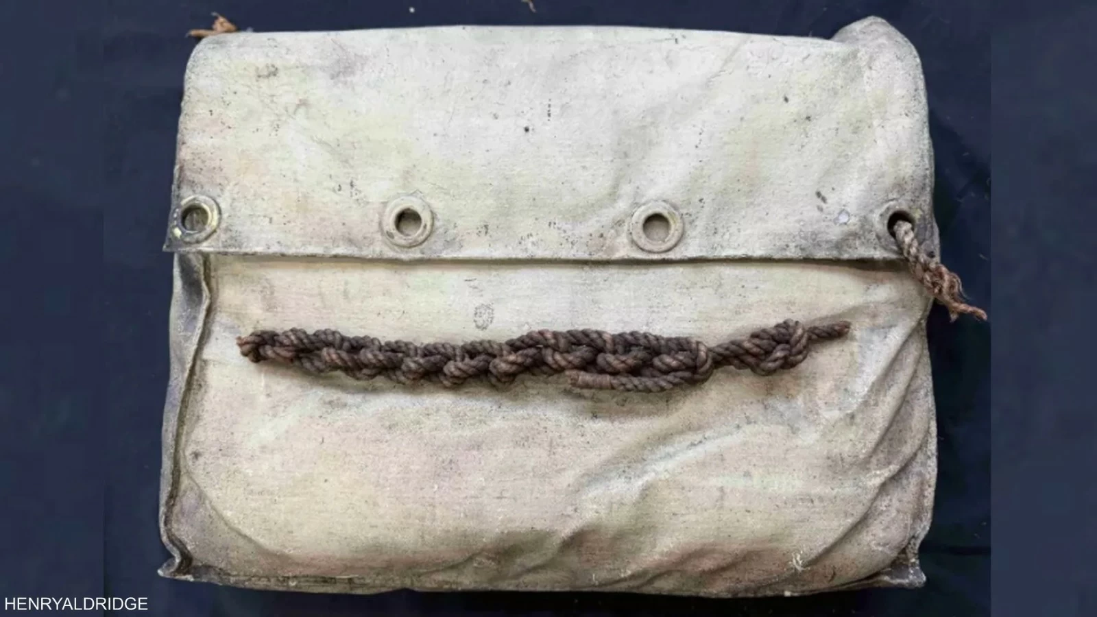 تذكار مأساوي نادر.. وسادة قارب نجاة «تايتانيك» تُعرض في مزاد بـ238 ألف دولار