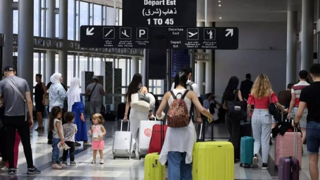 عودة حركة المسافرين إلى مطار رفيق الحريري الدولي بعد وقف النار. (فرانس برس)