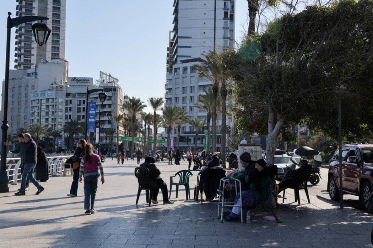 اللبنانيون يضحكون على جراحهم… ويحوّلون المصائب إلى نكات: هروب أم صمود؟