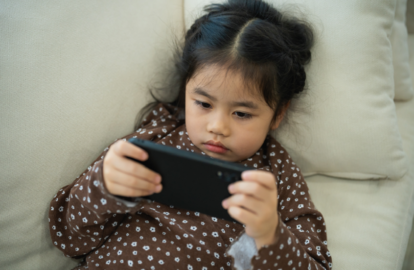 الشاشات ليست مجرد ترفيه.. تأثيرات طويلة المدى على دماغ طفلك