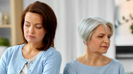 سبب علمي وراء ندرة زيارات الأبناء البالغين للوالدين!