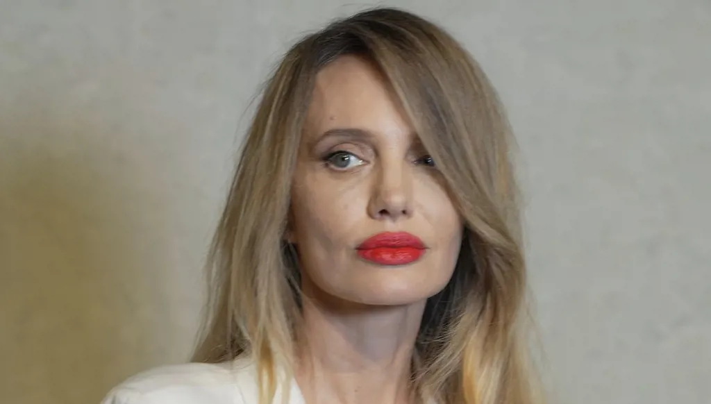 ملامح أنجلينا جولي في عرض Tom Ford تثير الجدل