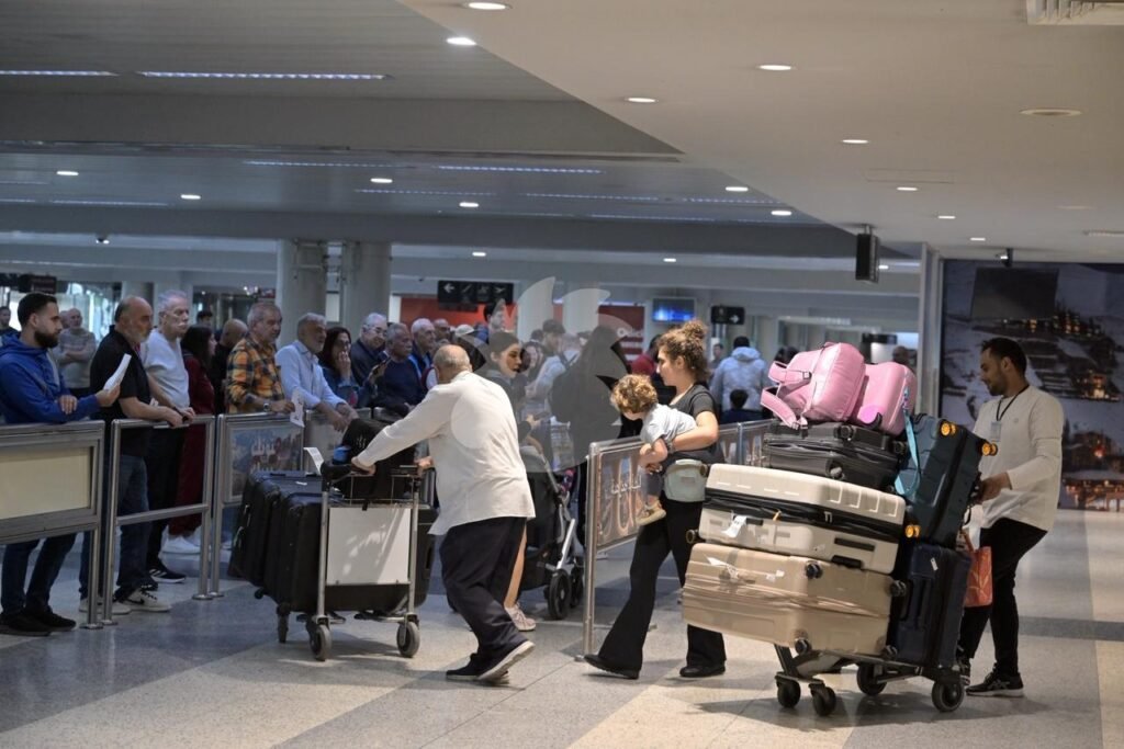 مسافرون في مطار رفيق الحريري الدولي. (نبيل إسماعيل)