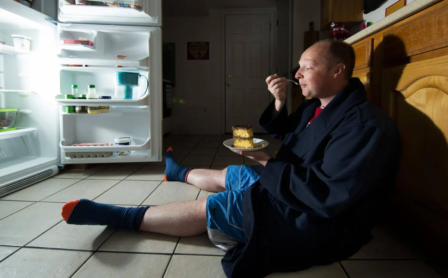 الأكل ليلاً مع التوتر يضاعف اضطرابات الأمعاء