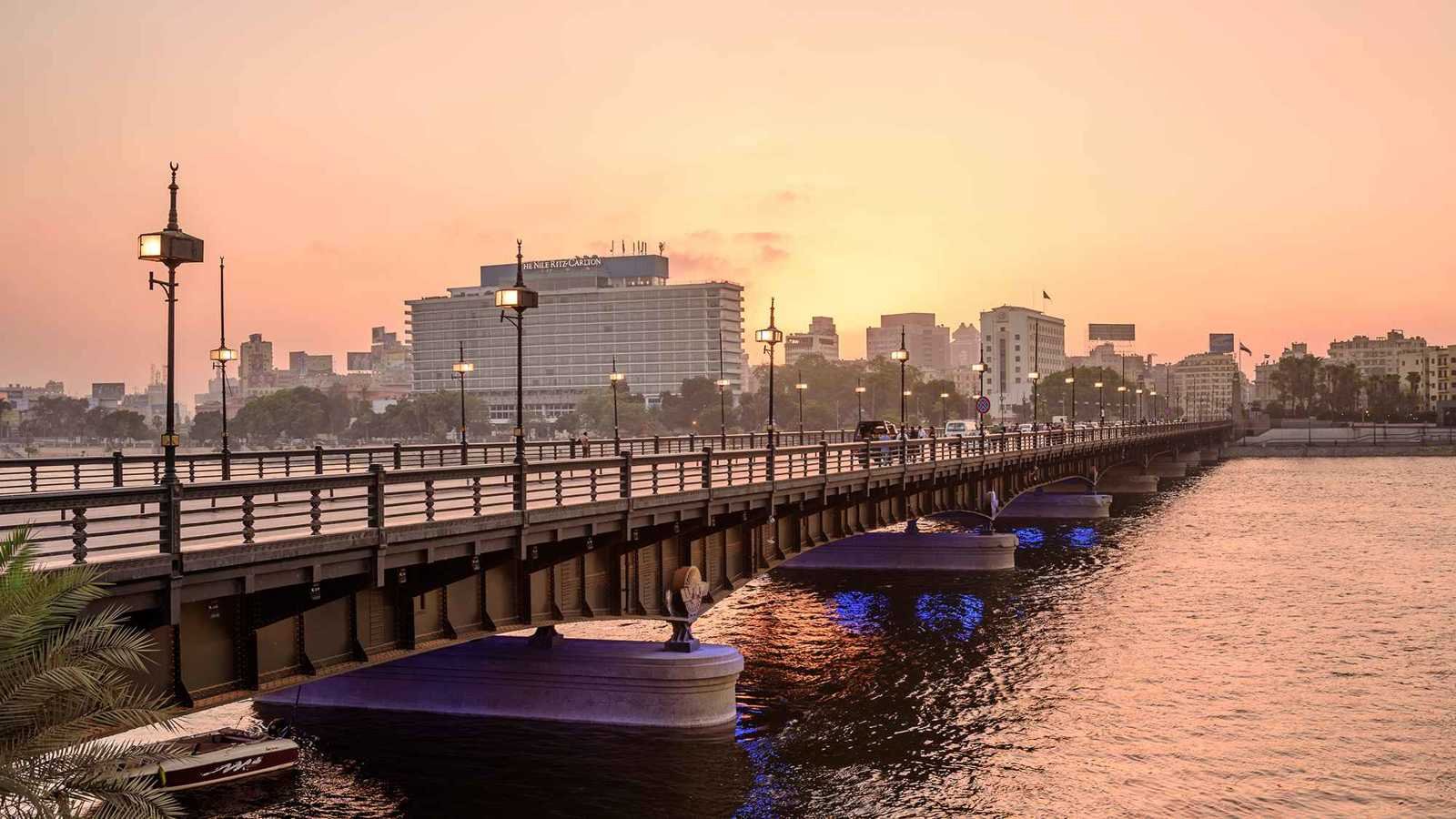 مصر..شاب يتخلص من حياته شنقًا على كوبري المظلات