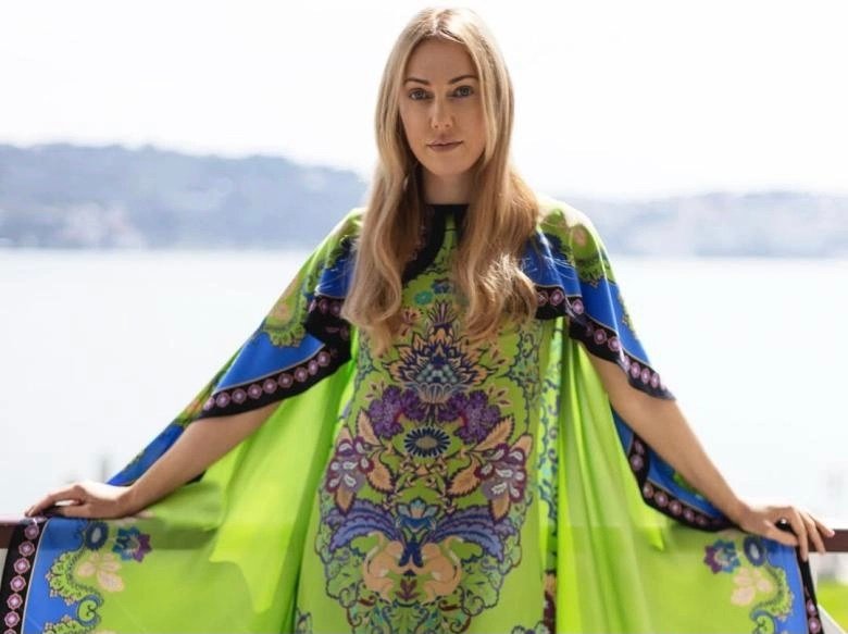 مريم أوزرلي بإطلالة ربيعية بالأخضر المنقش من La DoubleJ