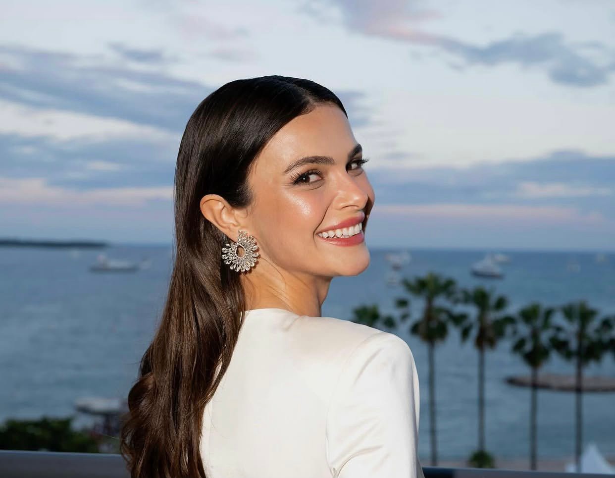 النجمة التركية سينام أونسال تحت المراقبة القضائية ومنع السفر في قضية “مخدرات المشاهير”